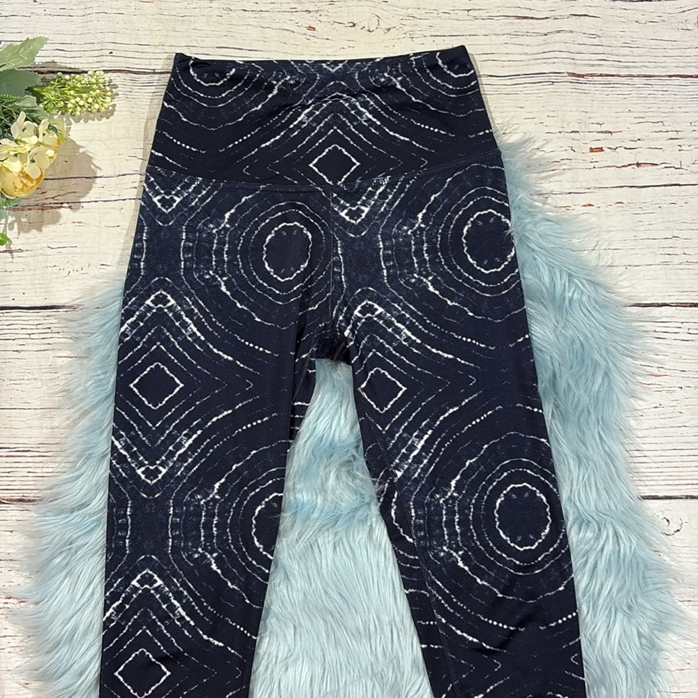 Beyond Yoga Blue and White Geometric Leggings - Picture 6 of 8